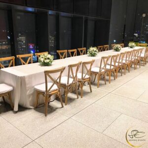 alquiler de tablon con mantel y sillas crossback para eventos