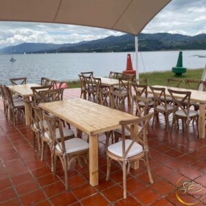comedores en madera y sillas crossback para eventos en bogota